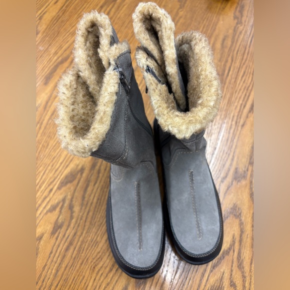 CLARKS Womens Size 8.5 M Grey Suede Leather Faux Fur Trim Snow Winter Boots - Picture 3 of 10